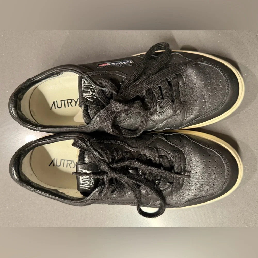 Autry Black Leather Medalist Low Sneakers in Super Soft Nappa Size 39 US 9 EUC